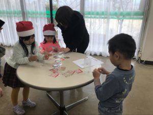 AES親子イベントでペットボトルでスノーボール作り