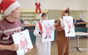 AESクリスマスうっかり者のサンタの歌をうたっている