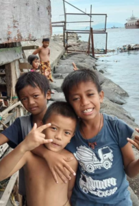 AES寄付したフィリピンの子供たち