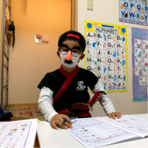 AES生徒ハロウィン仮装で英語学習