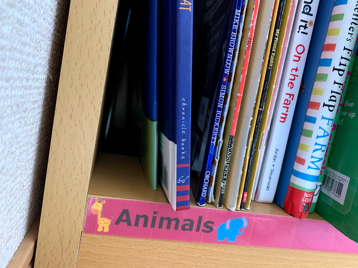 AES図書のカテゴリー分けしてあるから借りたい本が見つけやすい