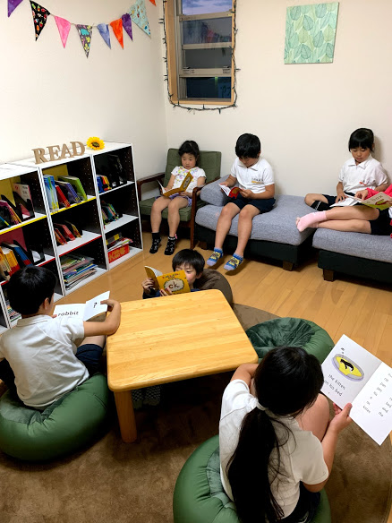 AES図書室でリーディングする生徒たち