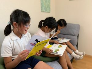 AES図書室　仲間と一緒に読書するからもっと読みたくなる