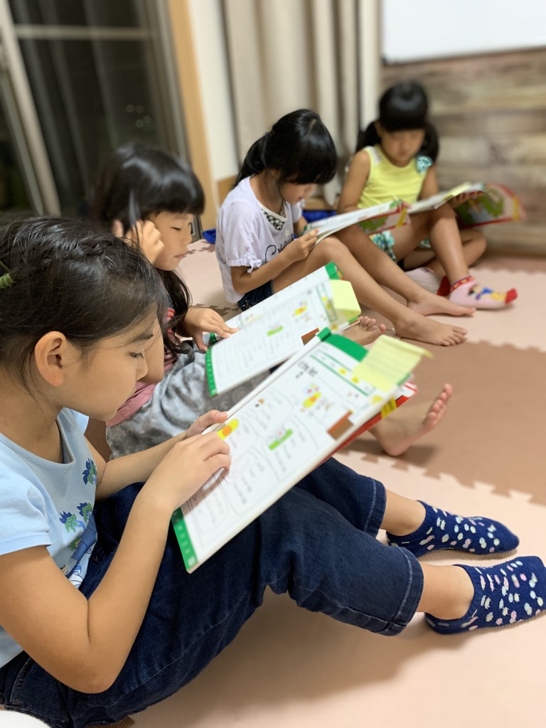 AES小学生が英語でリーディングしている