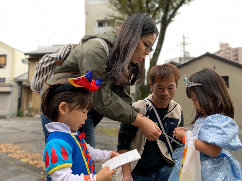 AESハロウィン仮装コンテストで投票中