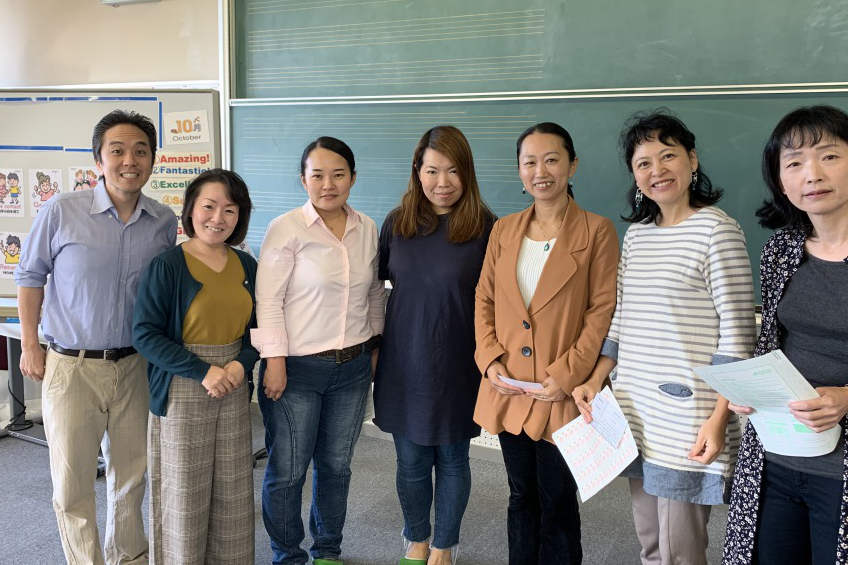 AES垂井小学校で修学旅行の英語準備する大人