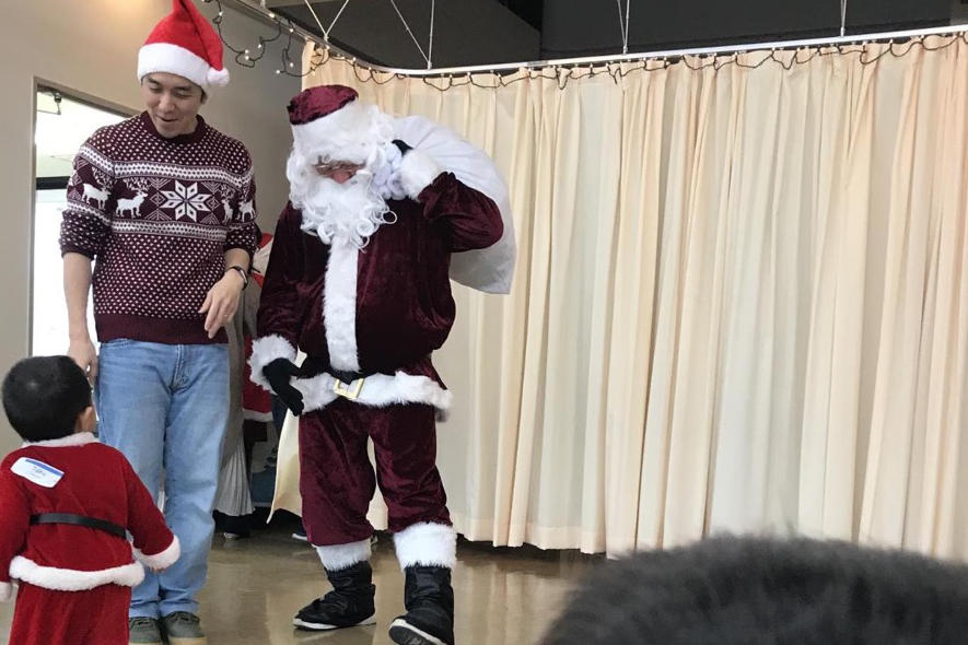 AESクリスマスイベントでちびサンタ現れる