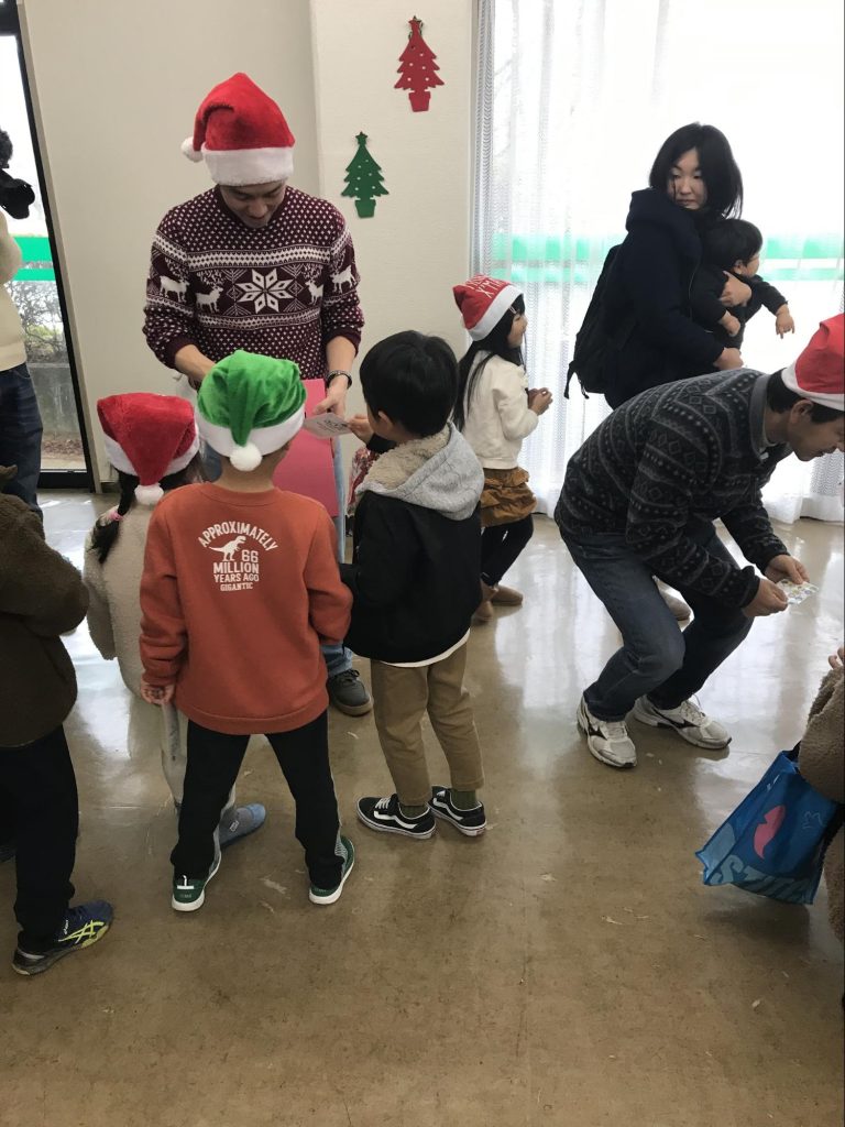 AES親子クリスマス イベントでサンタさんへの手紙はポストに