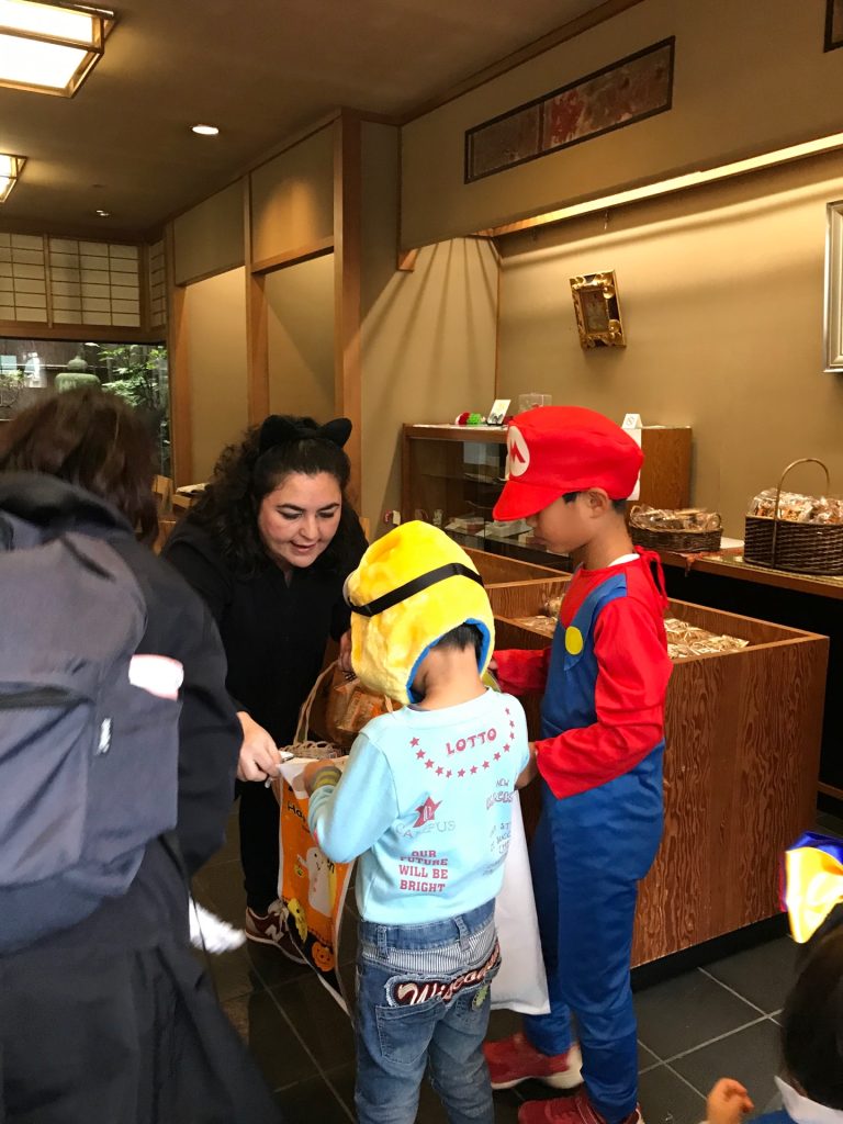 AESハロウィンで英語を使ってお菓子をもらうよ