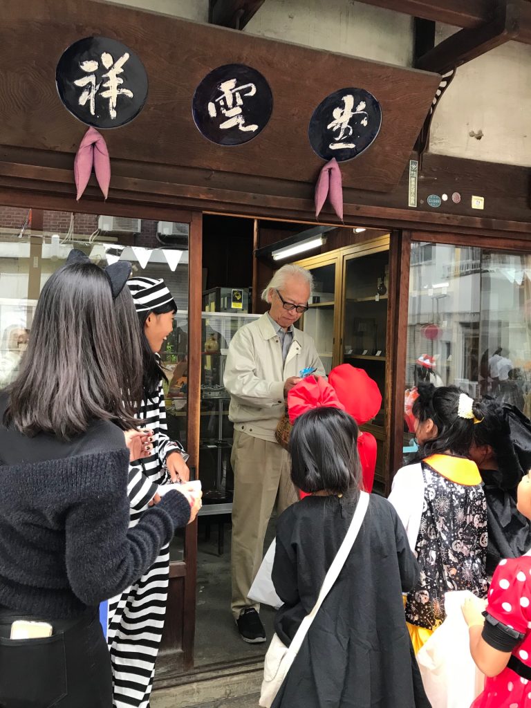 AESハロウィンで英語を使ってお菓子をもらうよ