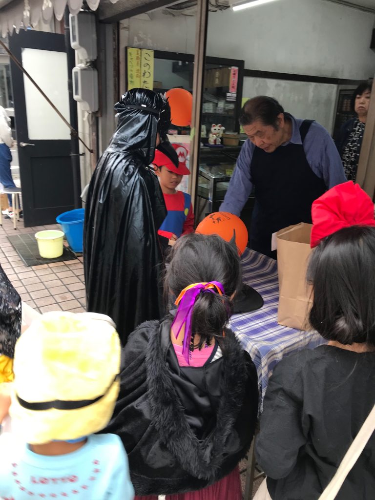 AESハロウィンで英語を使ってお菓子をもらうよ
