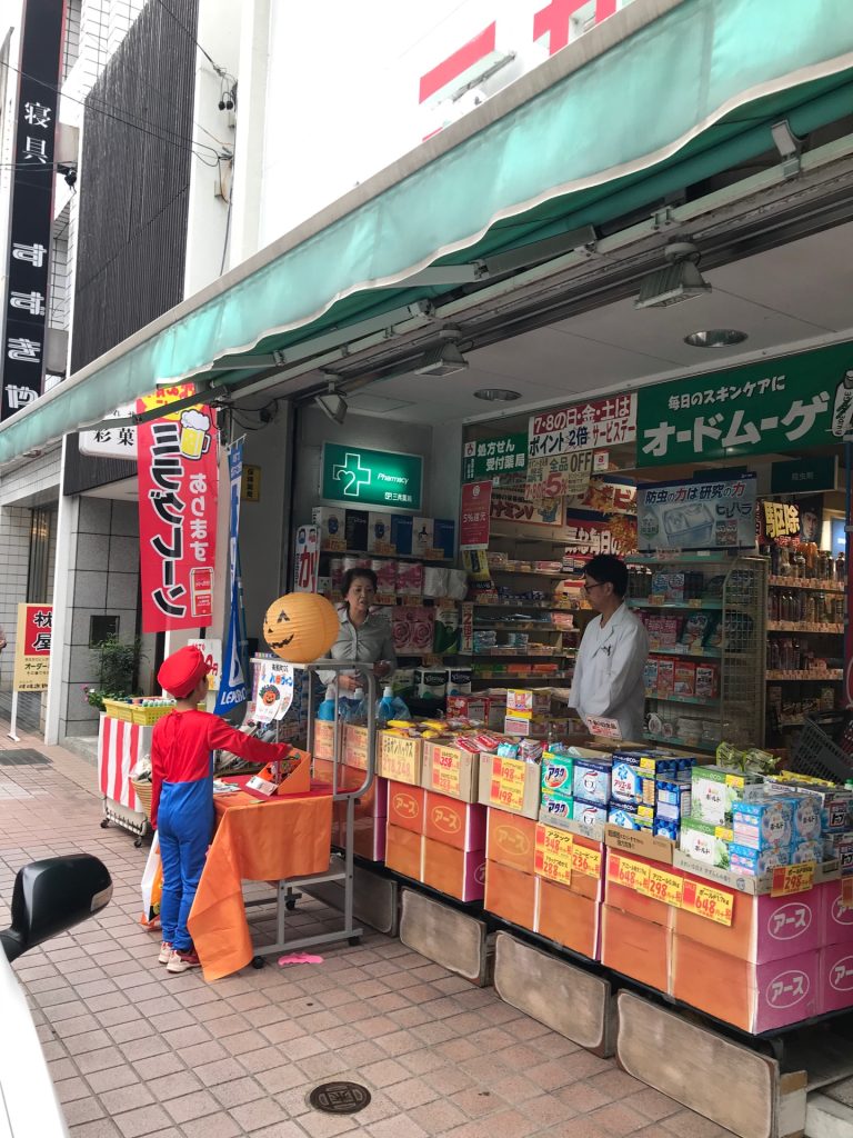 AESハロウィンで英語を使ってお菓子をもらうよ