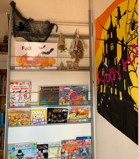 AESハロウィン絵本棚