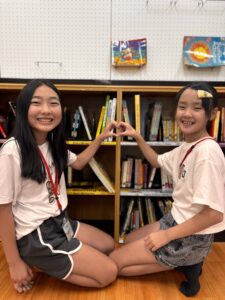 高学年の生徒が英語教室内でボランティア活動を通して協力し合う様子｜AES英会話