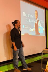 AESのローレンスが教育研修でプレゼンテーションを行う様子｜指導力向上の取り組み