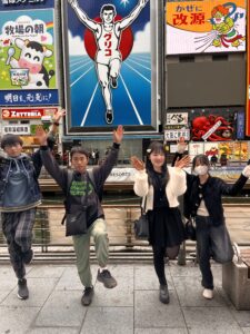 中学生クラスが大阪で外国人に英語インタビューを行う校外学習｜AES英会話