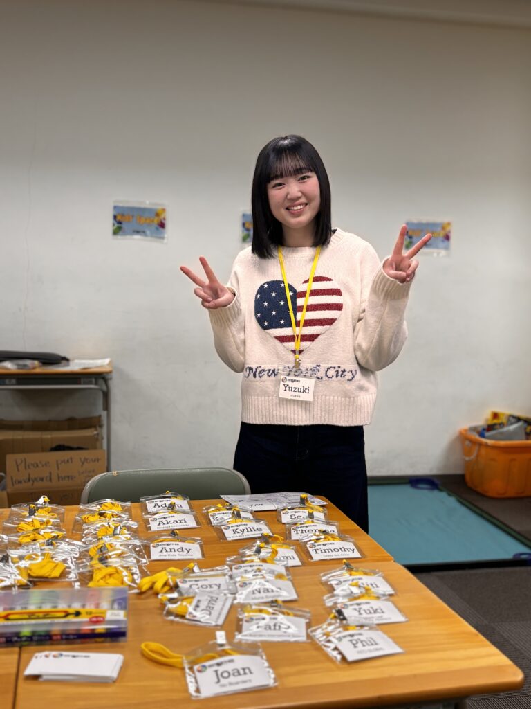 英語教育イベント受付でボランティアをするAES英会話スタッフYuzuki
