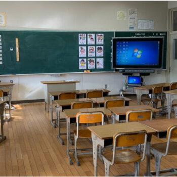 小学校の英語活動前の教室