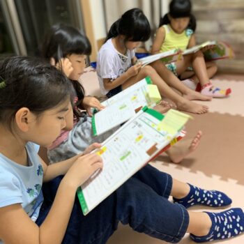 AES小学生が英語でリーディングしている