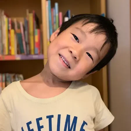 垂井英会話AESに通う6歳のShoutaくん。英語のレッスンが楽しく、初めてでも自然と輪に入って笑顔で学べるようになったとお母さんも絶賛。