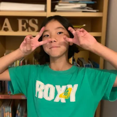 AES英会話に通う11歳のKokonoちゃんの写真。レッスンを楽しみながら、自分で英語を辞書で調べる習慣が身についた様子。
