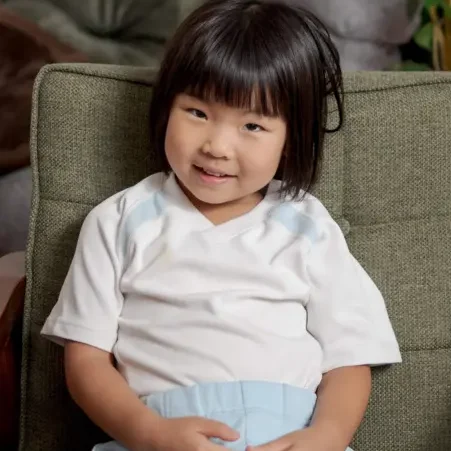 垂井英会話AESに通う5歳のMeiちゃん。楽しみながら自然と英語を身につけ、家でも自発的に歌ったり踊ったりして英語を活用中。