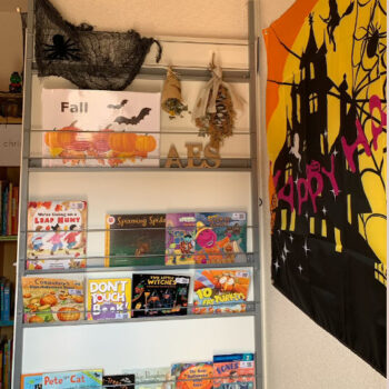AESハロウィン絵本棚